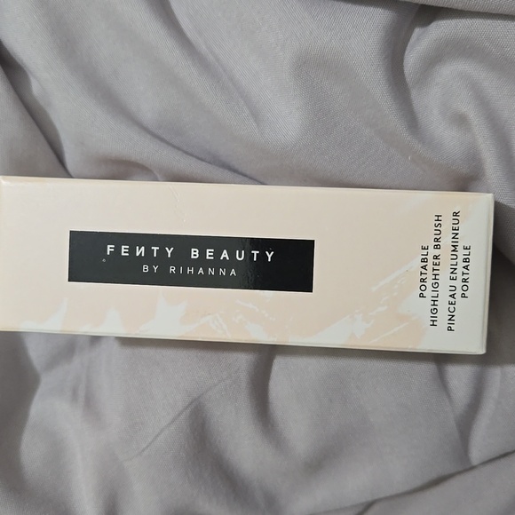 Fenty Beauty Portable Highlighter Brush 140 - Picture 5 of 8